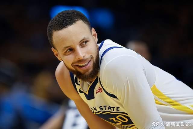 NBA总冠军尼克斯球员阿努诺比和布里奇斯现场观看法国vs塞内加尔